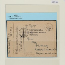 Archivblatt mit deutscher WWII-Postkarte, handschriftlichen Adressen, Rundstempel und Aufdruck des Internationalen Maritimen Museums Hamburg.