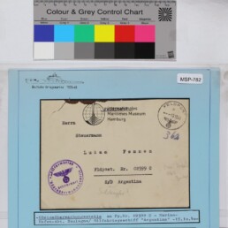 Adressierter Feldpost-Brief der Deutschen Kriegsmarine (1939–45) mit Feldpoststempel, violettem Dienstsiegel und blauem Museumskarton hinterlegt.