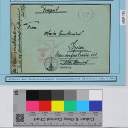Feldpostumschlag vom 25.11.1944 mit Handschrift, rotem Reichsadler-Stempel, Museumssiegel und Farbreferenzkarte darunter.