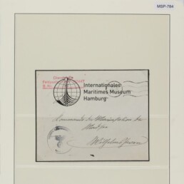 Gerahmter historischer Briefumschlag mit Dienststellen-Feldpost-Stempel, Rundstempel und handschriftlicher Adresse auf beiger Montierung.