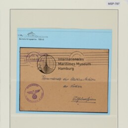 Braune Feldpostkarte auf hellem Passepartout mit Stempel Internationales Maritimes Museum Hamburg, Farbreferenz oben und Datumsangabe 4.5.42