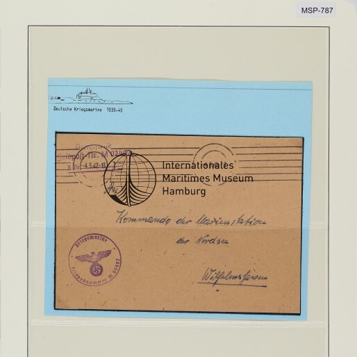 Braune Feldpostkarte auf hellem Passepartout mit Stempel Internationales Maritimes Museum Hamburg, Farbreferenz oben und Datumsangabe 4.5.42