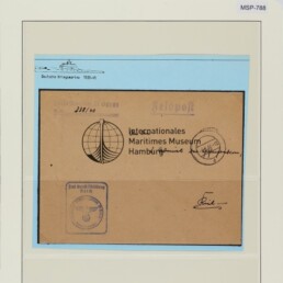 Archivblatt mit beige Umschlag auf blauem Hintergrund, Globus-Logo 