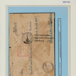 Altes braunes Kuvert mit handschriftlichen deutschen Notizen, Stempeln und Museumslogo, auf hellblauem Passepartout montiert.