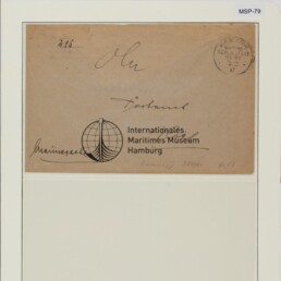 Alte braune Briefhülle mit Poststempel, handschriftlichen Notizen und Logo des Internationalen Maritimen Museums Hamburg.