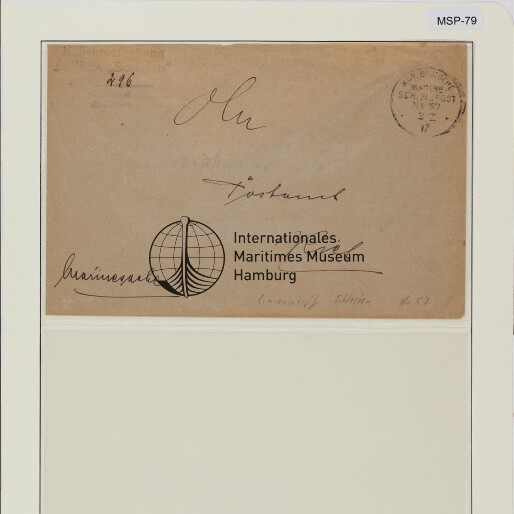 Alte braune Briefhülle mit Poststempel, handschriftlichen Notizen und Logo des Internationalen Maritimen Museums Hamburg.