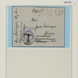 Archivseite mit handbeschriebenem Umschlag auf blauem Passepartout, rundem Poststempel, violettem Siegel und Farbkarte