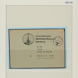 Karte mit Logo des Internationalen Maritimen Museums Hamburg, adressiert an Verlag Walter de Gruyter, Feldpoststempel 13.4.44.