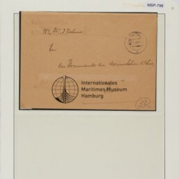 Brauner historischer Briefumschlag mit Rundstempel und handschriftlicher Adresse, gedrucktem Logo 