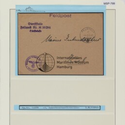 Archivscan eines braunen Feldpostumschlags mit Poststempeln und Museumsstempel Hamburg; Farbreferenzkarte oben.