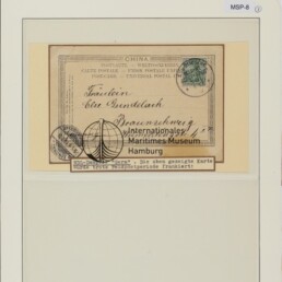 Alte chinesische Postkarte mit grüner Marke und Rundstempeln, auf Museumstafel montiert mit Label 