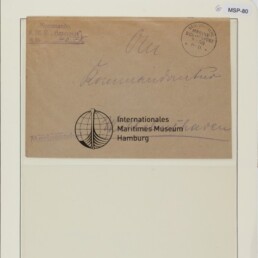 Archivblatt mit braunem Kuvert, handschriftlichen Notizen, Rundstempel oben rechts und Logo Maritimes Museum Hamburg.