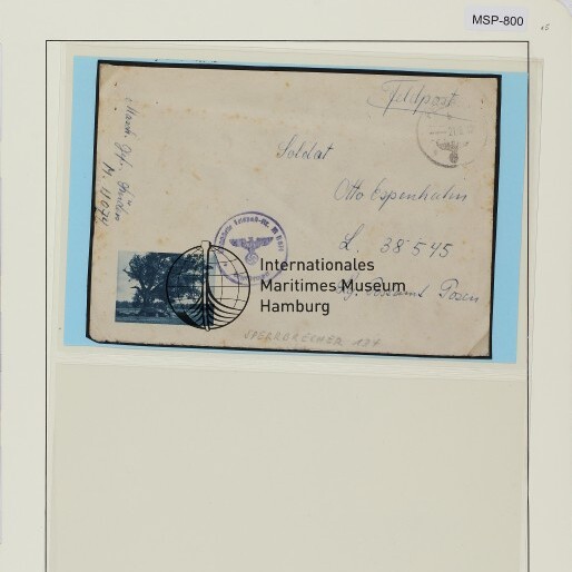 Archivblatt mit altem Briefumschlag (handschriftlich Soldat), blauer Marke, Rundstempel und Museumswasserzeichen; Farbfeld oben.