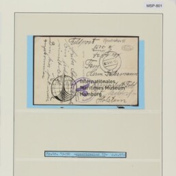 Archivblatt mit handbeschriebener Postkarte, Stempel Internationales Maritimes Museum Hamburg und Farbtafel oben.