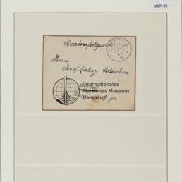 Montiertes Blatt mit altem Briefumschlag, handschriftlicher Anschrift, Rundstempel, Rundlogo des Museums und SMS Thüringen 6.4.1915.