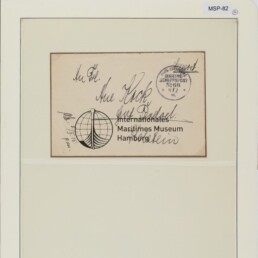 Archivseite mit Postumschlag: handschriftliche Adresse, Globus-Logo, runder Schiffspost-Stempel und Datumslabel 9.2.1915.