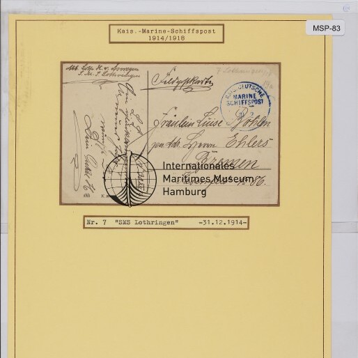 Montierte historische Postkarte der Kaiserlichen Marine (SMS Lothringen, 31.12.1914) mit Handschrift und blauem Schiffspoststempel auf gelbem Archivkarton