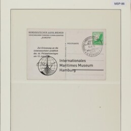Postkarte des Schnelldampfers Europa mit grünem Stempel, montiert auf Tafel des Maritimen Museums Hamburg; Farbskala oben.