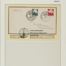 Archivseite mit aufgeklebtem Beleg mit zwei Briefmarken, Rundstempeln und dem Stempel Internationales Maritimes Museum Hamburg, Farbreferenz oben.
