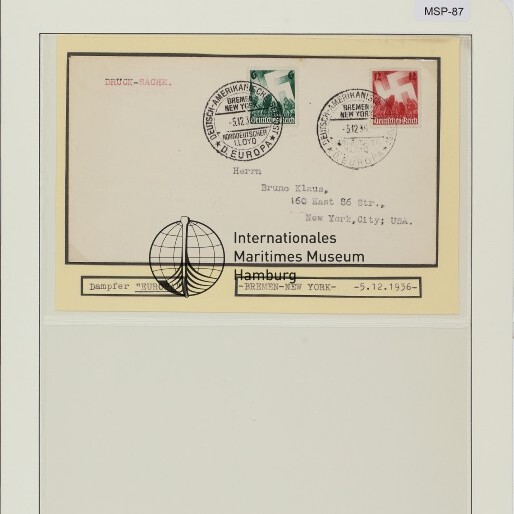 Archivseite mit aufgeklebtem Beleg mit zwei Briefmarken, Rundstempeln und dem Stempel Internationales Maritimes Museum Hamburg, Farbreferenz oben.