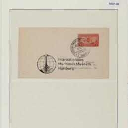 Alter Briefumschlag mit roter Briefmarke, Rundstempel und Globe-Logo, montiert auf Blatt mit Aufdruck Internationales Maritimes Museum Hamburg.