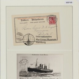 Blatt mit zwei Postkarten: oben Karte mit roter Marke und Museumssiegel, unten Schwarz-Weiß-Postkarte eines Dampfschiffs.
