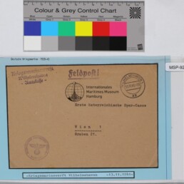 Brauner Feldpostumschlag mit Aufdruck Feldpost, Poststempel 13.11.41, Museumssiegel und Farbkärtchen oben.