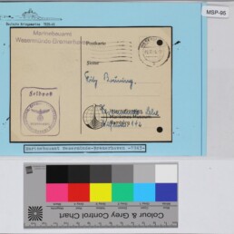 Postkarte von 1943 des Marinebauamts Wesermünde‑Bremerhaven mit Feldpost-Eagle-Stempel, handschriftlich, Poststempel und Farbreferenz.