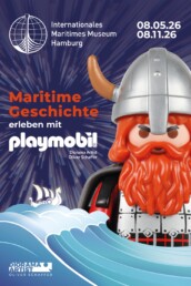 Playmobil-Wikingerfigur mit rotem Bart und Hornhelm vor blauem Sternenhintergrund; Text: Maritime Geschichte erleben mit Playmobil, Ausstellungsdaten und Museumslogo.