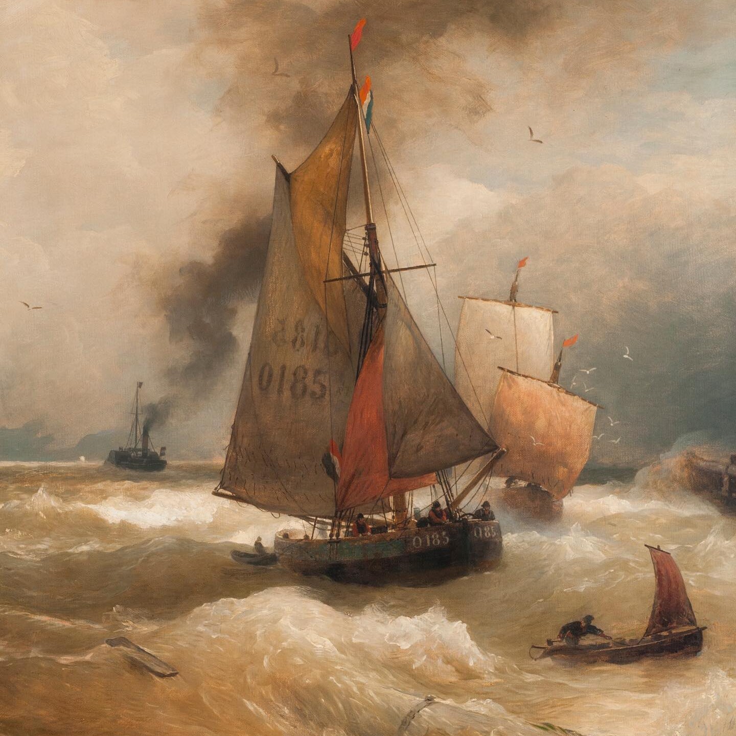 Segelboote bei stürmischer See, vorderstes Boot mit großer brauner Segelnummer 0185 und Mannschaft, rauhe Wellen und dunkle Wolken