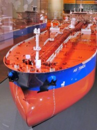 Modell eines großen Öl-/Tankers mit rotem Deck, blauem Rumpf und weißer Aufschrift 