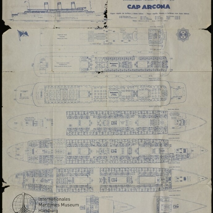 Blauzeichnung mit Decksplänen des Passagierschiffs Cap Arcona, mehreren Decks, Titelzeile und Hamburg‑Süd‑Emblem.