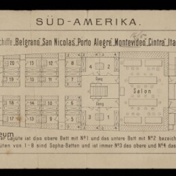 Deckplan eines Postdampfschiffs mit nummerierten Kajüten, Salon, Hafenstädten und Stempel des Maritimemuseums.