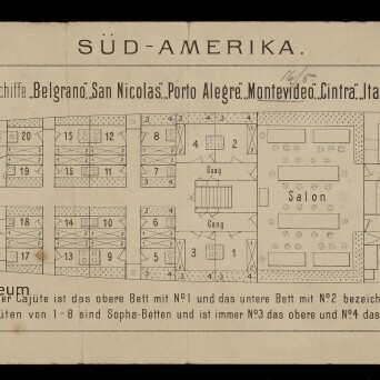 Deckplan eines Postdampfschiffs mit nummerierten Kajüten, Salon, Hafenstädten und Stempel des Maritimemuseums.