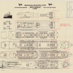 Schematische Deckpläne des Hamburg‑Amerika‑Linie Dampfers Reliance mit mehreren Decks und kleiner Seitenansicht.