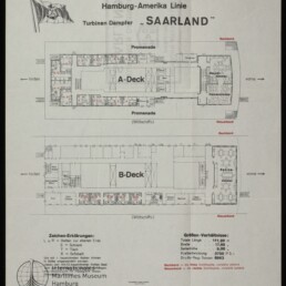 Deckpläne des Turbinendampfers Saarland (Hamburg‑Amerika Linie) mit A‑Deck und B‑Deck, Promenaden, Kabinen und Stempel des Maritimen Museums