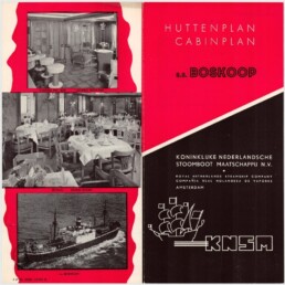 Titelseite eines vintage Kabinenplans der s.s. Boskoop mit roten und schwarzen Flächen, drei Schwarzweiß-Fotos (Lounge, Speisesaal, Schiff) und KNSM-Logo.