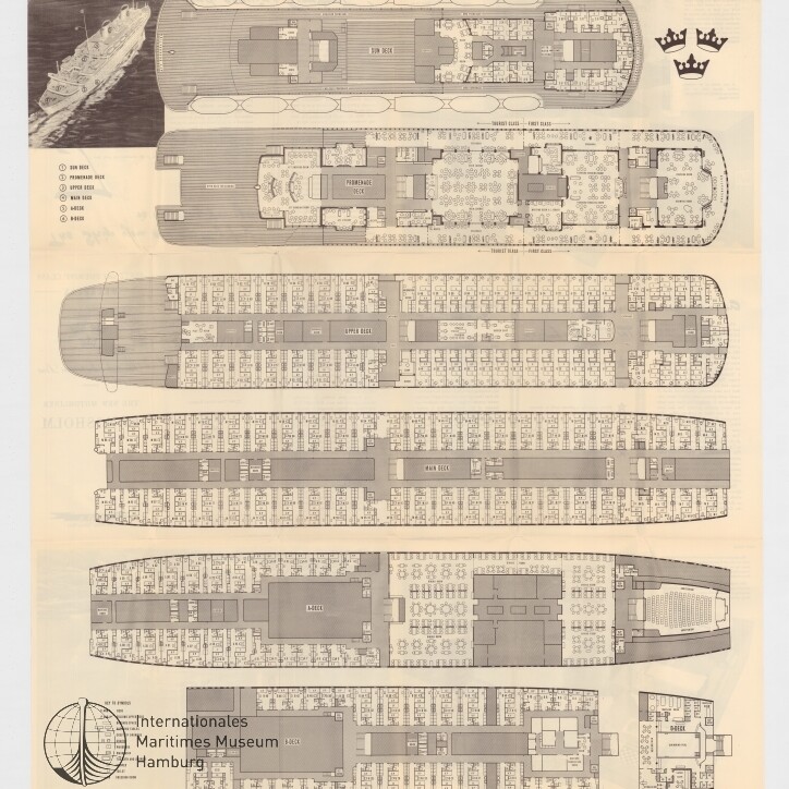 Mehrere Deckpläne eines Schiffes, kleines Foto oben links, Kronenlogo oben rechts und Museumsstempel unten links