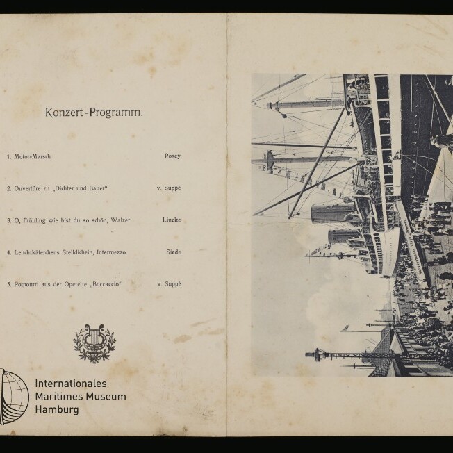 Aufgeklapptes altes Konzertprogramm mit Liedliste links und Schwarzweißfoto eines Dampfschiffs rechts.