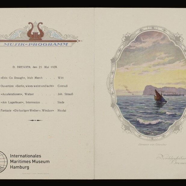 Musikprogramm (21. Mai 1928) mit Lyra-Logo, links Konzertliste und rechts ovales Gemälde eines Segelboots auf dem Meer vor Klippen.