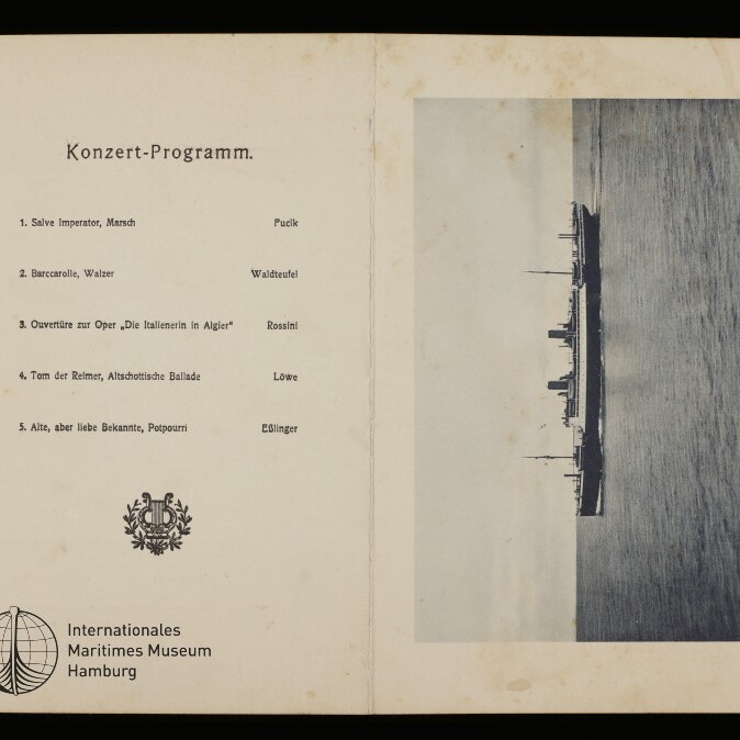 Konzertprogramm mit Liste von fünf Stücken links und rechts Foto eines Passagierschiffs auf See; Museumslogo unten links.