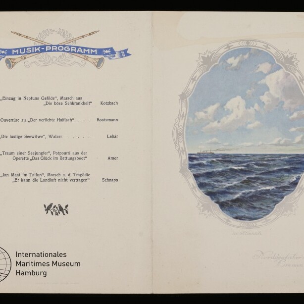 Geöffnetes Musikprogramm: links Programmliste mit blauem Musik‑Programm‑Banner und Museumslogo, rechts ovales Gemälde einer stürmischen See unter Wolken.