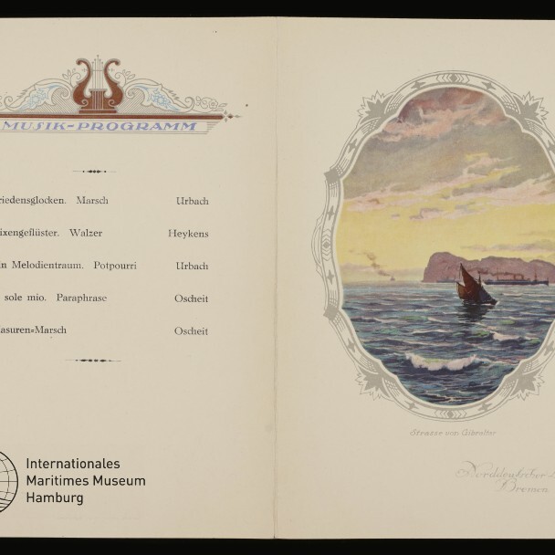 Aufgeschlagenes Musikprogramm: links Liedliste unter 'Musik-Programm'-Header, rechts gerahmtes Seestück mit Segelboot.