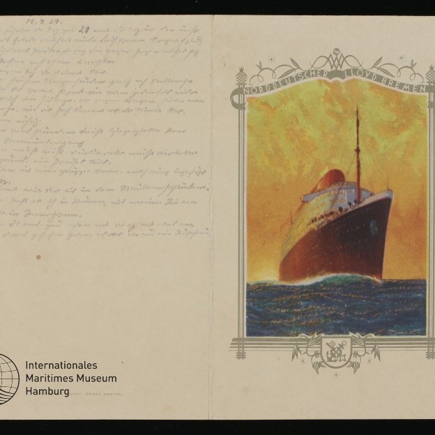 Postkarte mit farbiger Dampfer-Illustration und Schriftzug Norddeutscher Lloyd Bremen; links Handschrift und Museumslogo.