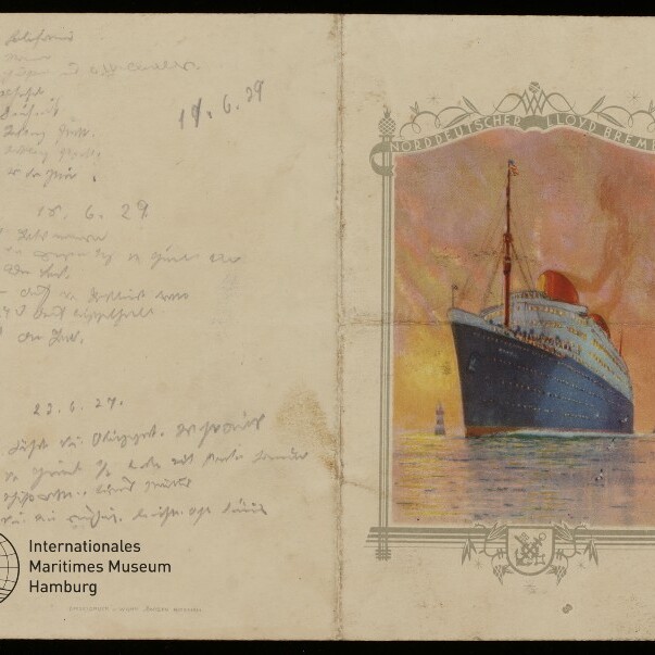 Aufgeschlagenes Papier mit handschriftlichen Notizen links und rechts einer kolorierten Illustration eines Norddeutscher‑Lloyd‑Passagierschiffs vor Abendhimmel.