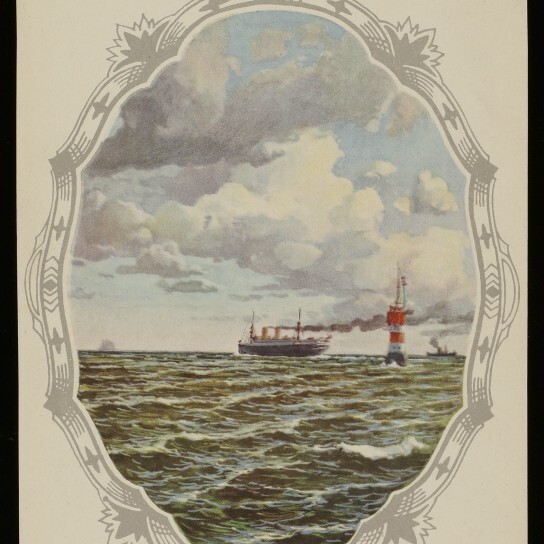 Dampfschiff auf bewegter See vor roter-weißer Tonne unter wolkigem Himmel, oval gerahmt, mit Handschrift oben und Museumslogo