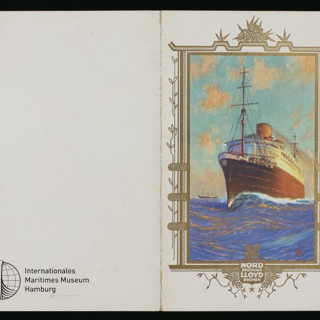 Postkarte mit gemaltem Ozeandampfer in goldfarbenem Rahmen; links Logo und Schriftzug Maritimes Museum Hamburg.