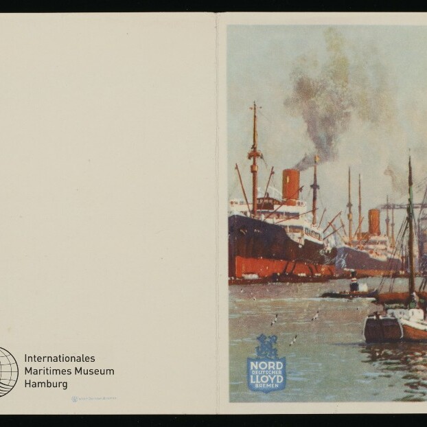 Hafenillustration mit großen Dampfschiffen, kleinen Booten, Werftkränen und Museum‑ sowie Reederei-Logo.