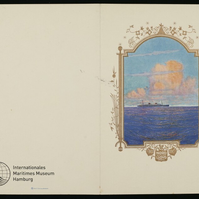 Zweiteilige Karte mit rechts ornamentiertem Goldrahmen und Bild eines Dampfers auf blauem Meer unter rosa Wolken; links Logo des Internationalen Maritimen Museums Hamburg