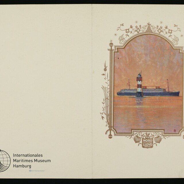 Gerahmte Karte mit Leuchtturm und Schiff im Abendrot, Nord-Lloyd-Wappen und Museumslogo links unten.